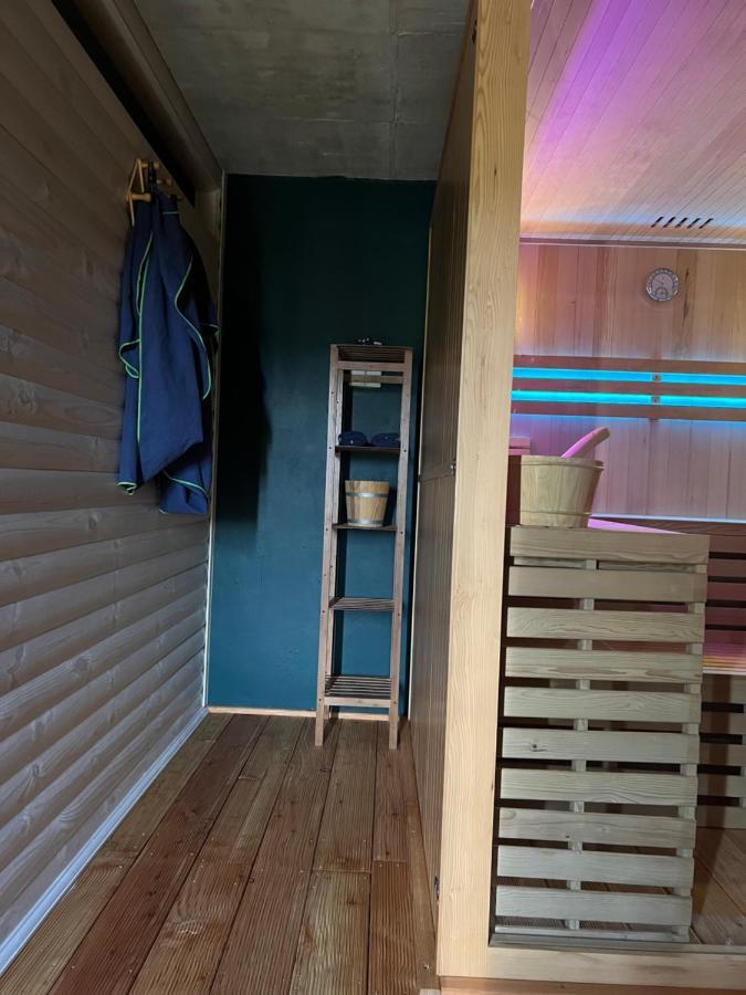 Houten Vakantiewoning "Reisnaarpolen" Royaal Ontbijt, Sauna En Hottub Czarna Gora Bagian luar foto
