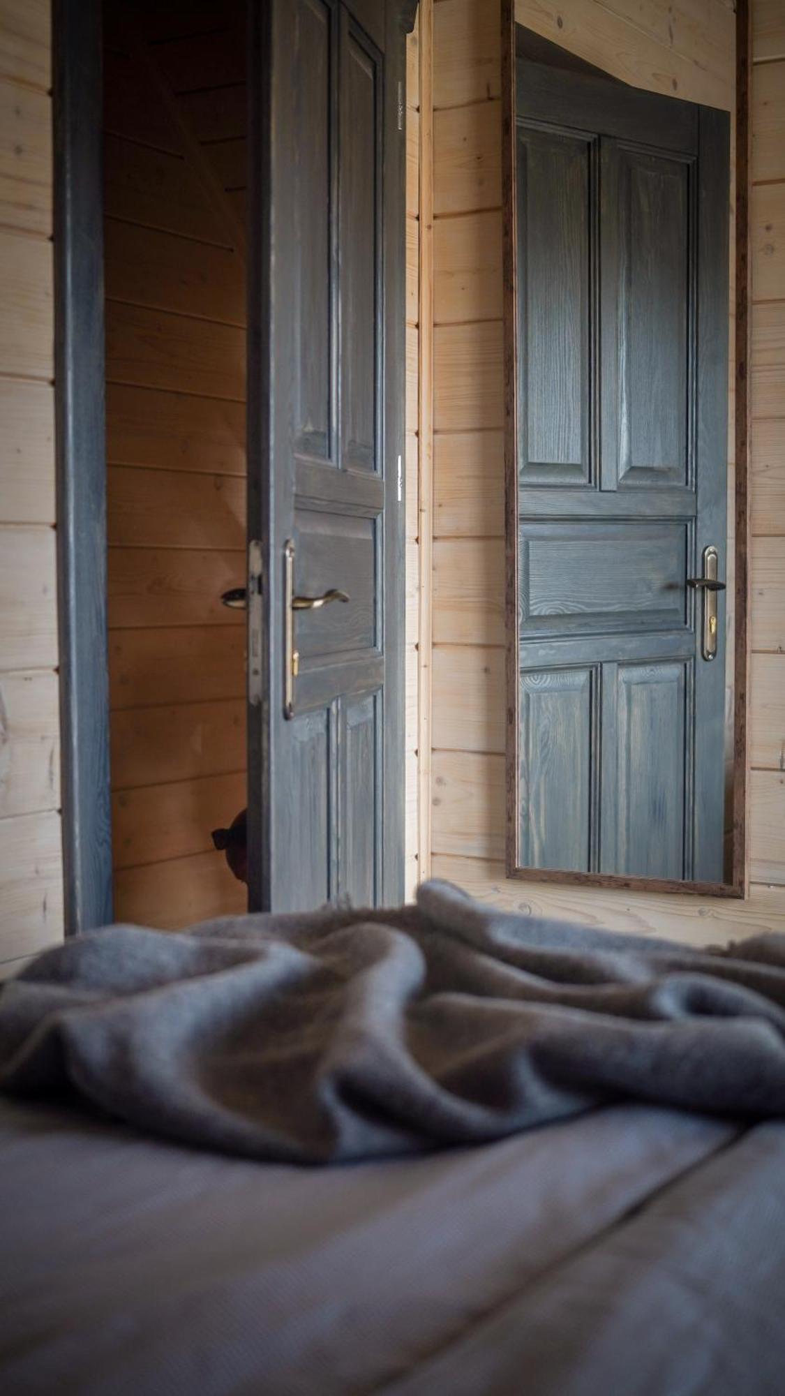 Houten Vakantiewoning "Reisnaarpolen" Royaal Ontbijt, Sauna En Hottub Czarna Gora Bagian luar foto