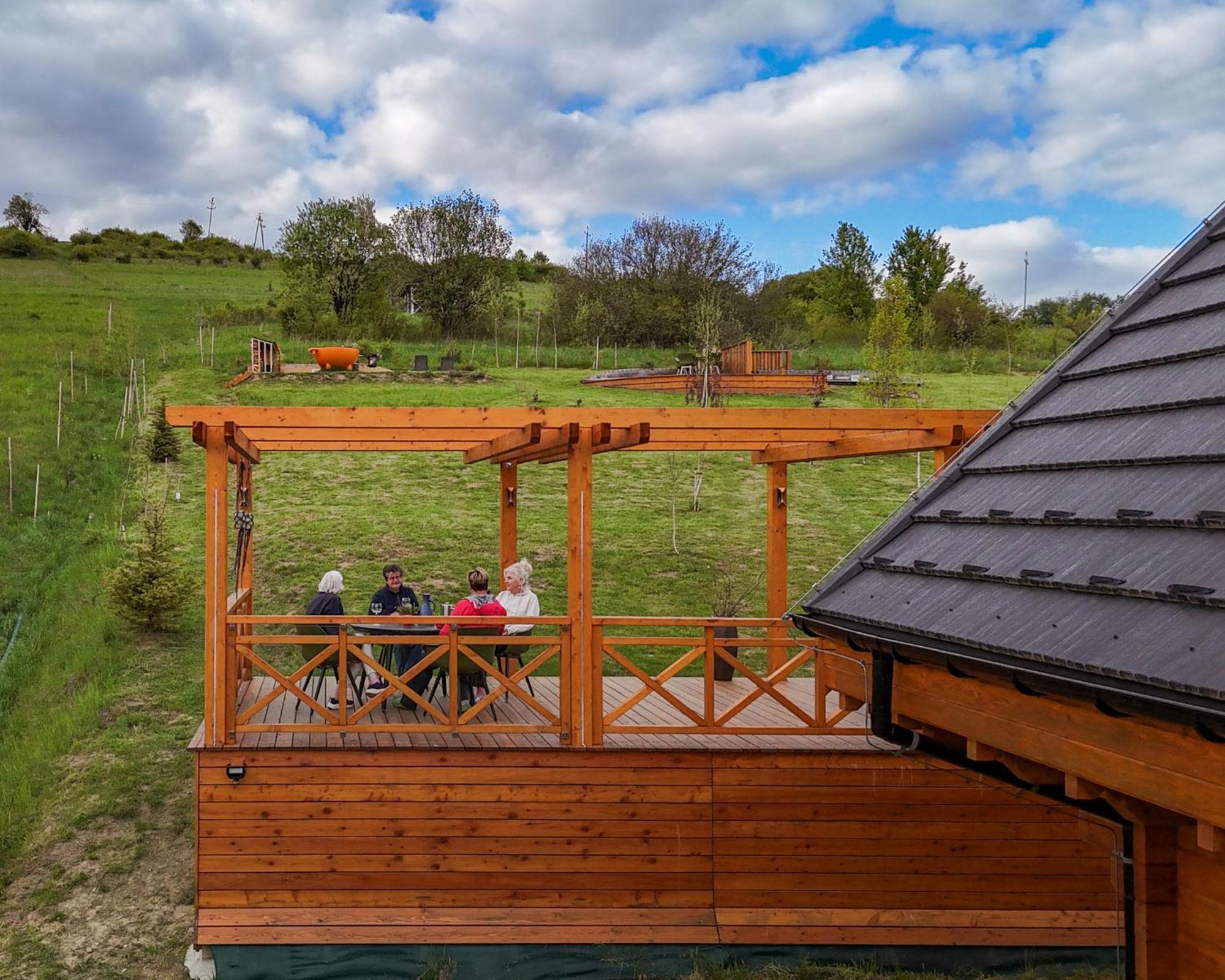 Houten Vakantiewoning "Reisnaarpolen" Royaal Ontbijt, Sauna En Hottub Czarna Gora Bagian luar foto
