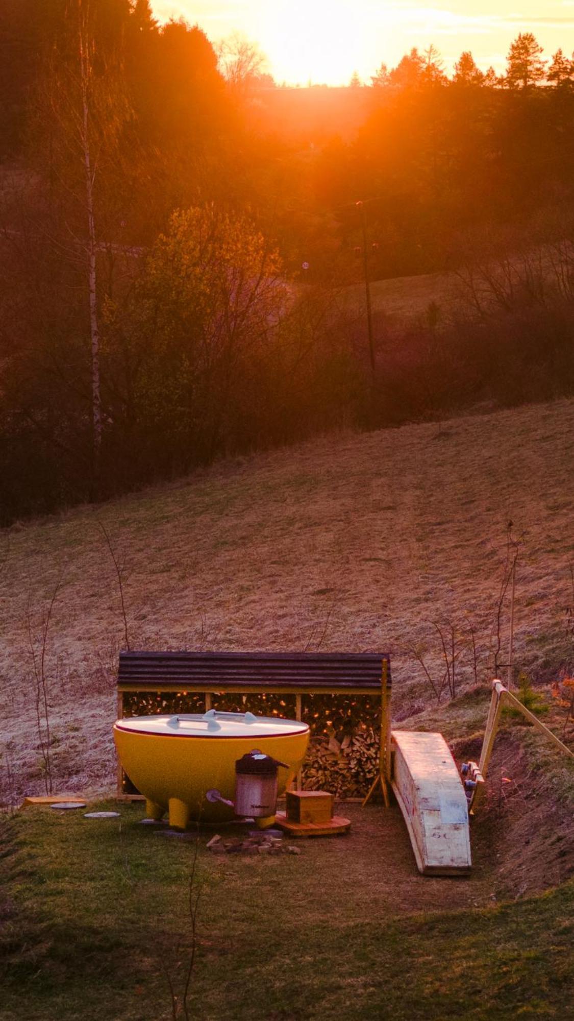 Houten Vakantiewoning "Reisnaarpolen" Royaal Ontbijt, Sauna En Hottub Czarna Gora Bagian luar foto